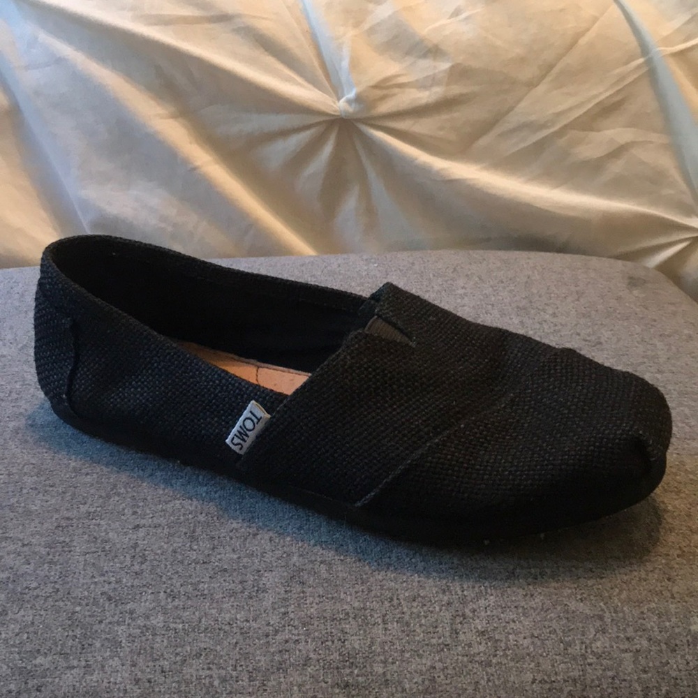 Size 8 black Toms